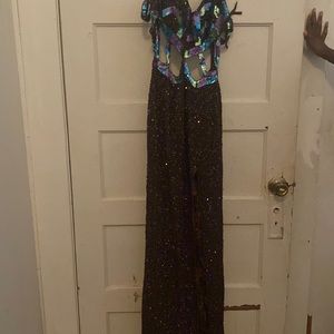 this is an old dress of my sister’s friend .